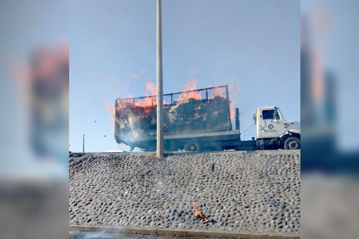 Traila con dos toneladas de papel y cartón se incendia en bulevar Ejército Mexicano | Notivox Digital