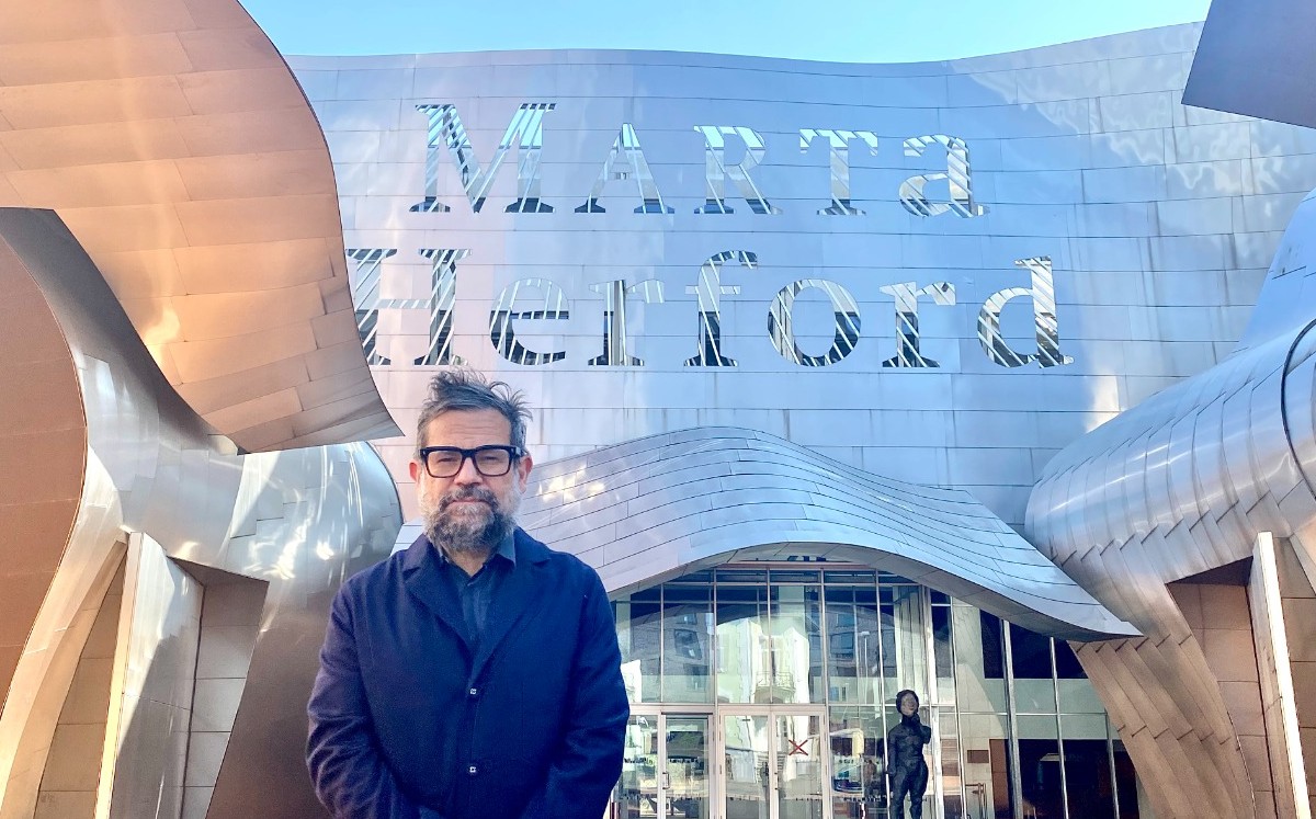 El artista cuenta los detalles de la exposición 'Pedro Reyes: Sociatry'. (Especial)