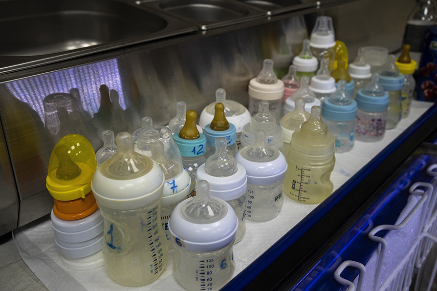 Los bebés nacieron de madres subrogadas y sus padres biológicos todavía no pueden ingresar al país. |AP
