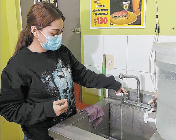 En la colonia Villas del Poniente, en Monterrey, a las 10:00 comenzó a bajar la presión de agua. FRANCISCO ZÚÑIGA