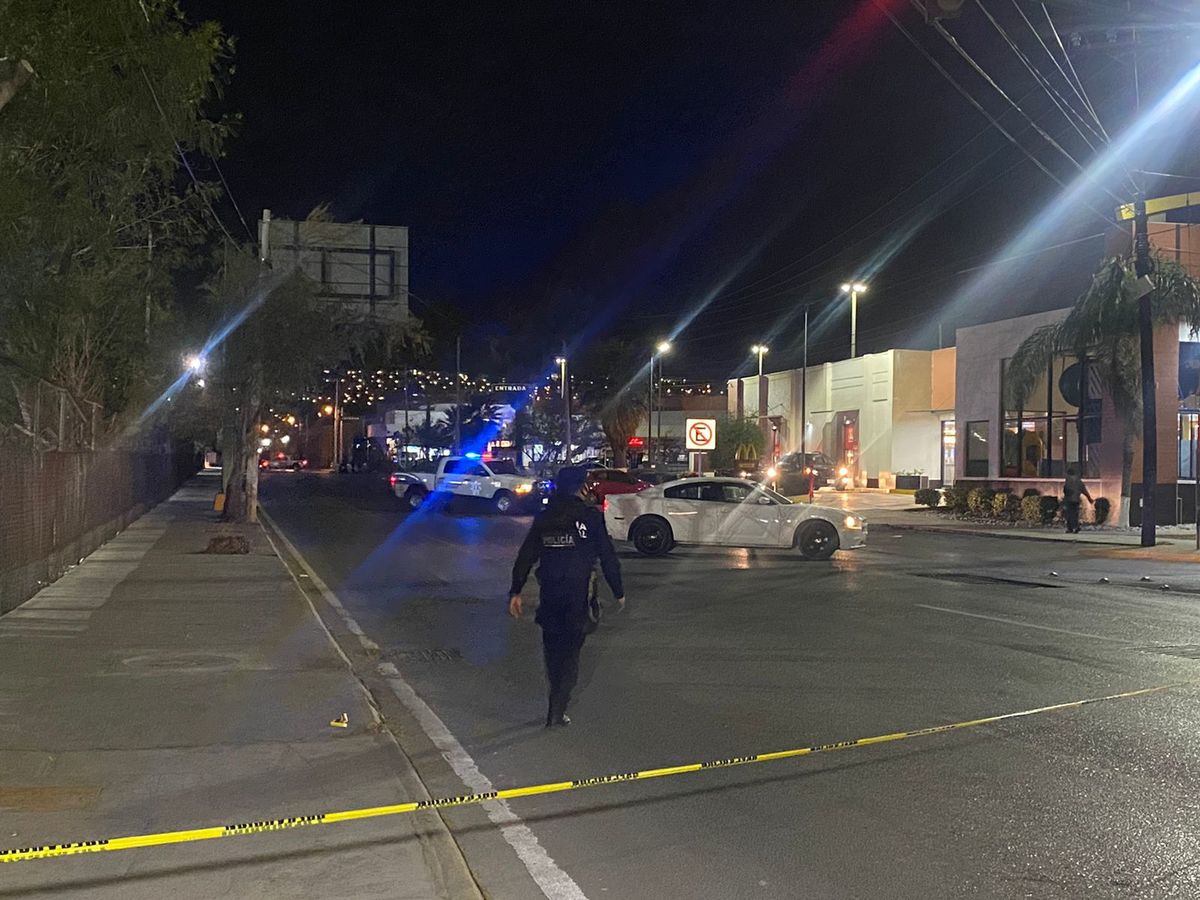 Hombre es baleado en estacionamiento de supermercado en Santa Catarina. Foto: Cynthia Pardo.