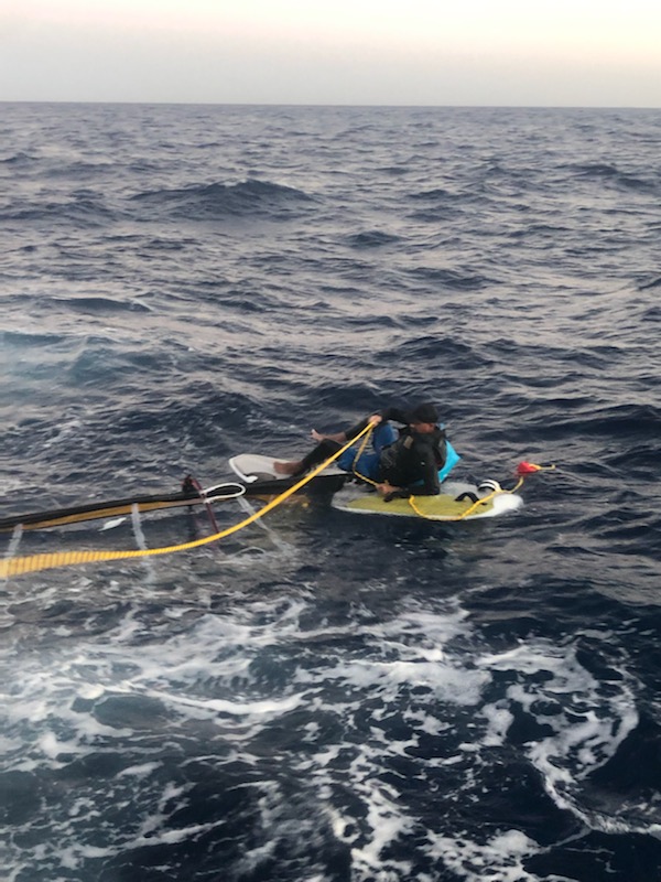 El hombre llevaba un chaleco salvavidas. (Tomada de @USCGSoutheast)