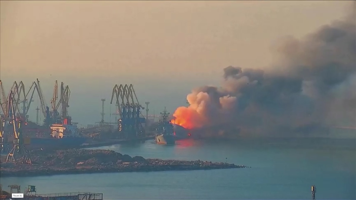 Las imágenes muestran la humareda en el puerto y un buque supuestamente ruso en llamas. | Reuters