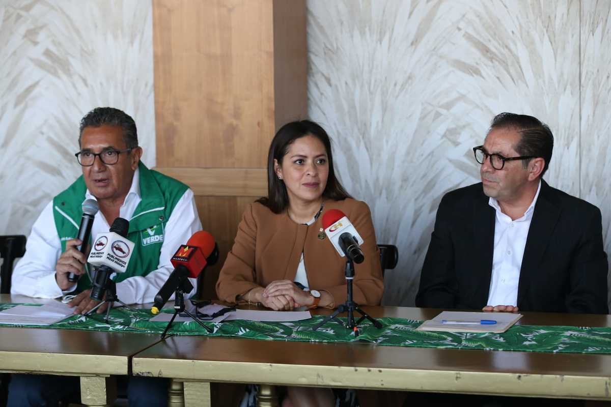 Karen  Castrejón dirigente nacional del PVEM y el precandidato José Luis Lima (Jorge Sánchez)