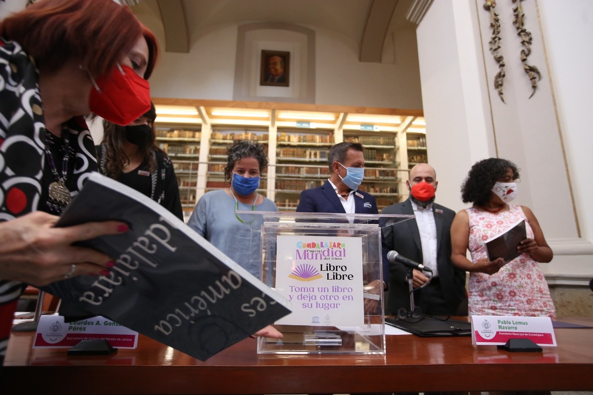 Marisol Schulz, al fondo Andrea Blanco, Lourdes González, Pablo Lemus, Igor Lozada y Candelaria Ochoa, durante la donación simbólica