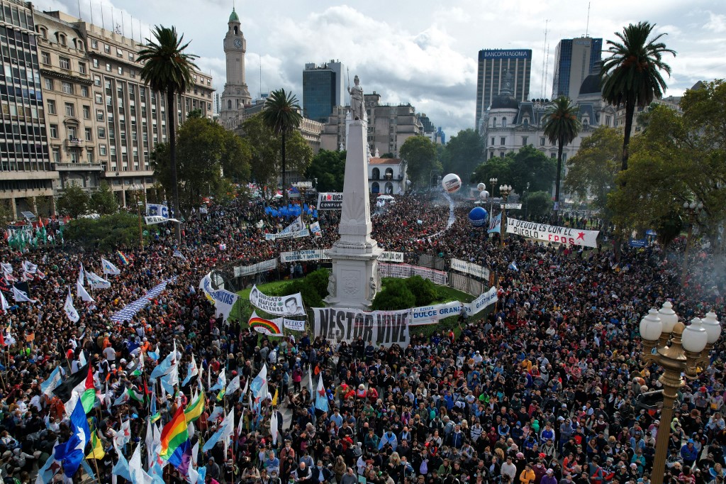 Miles de personas salieron a la Plaza de Mayo para exigir justicia a 46 años de la última dictadura militar. (AFP)