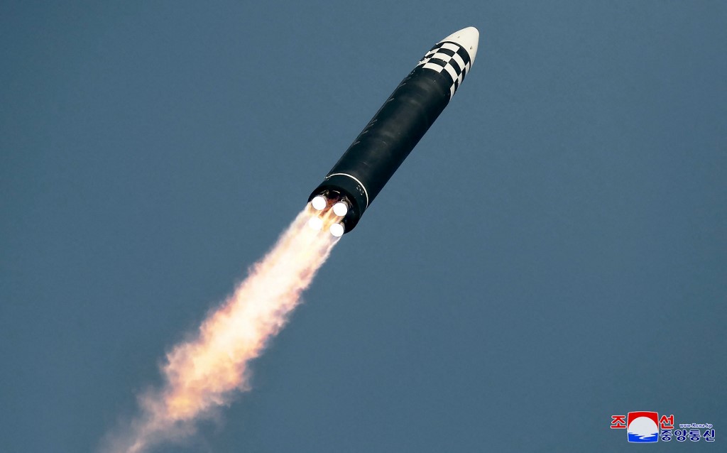 El misil hipersónico Hwasong-17, lanzado por Corea del Norte el pasado 23 de marzo. (AFP)