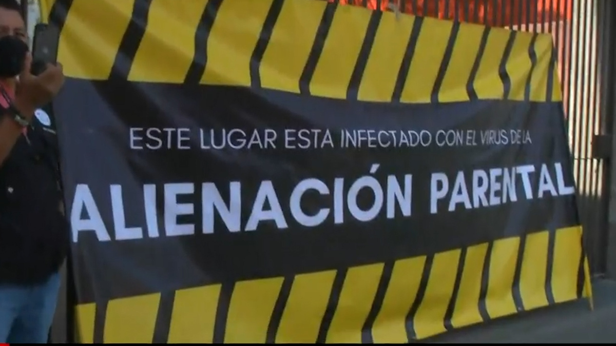 Padres de familia solicitan que se les permita ver a sus hijos