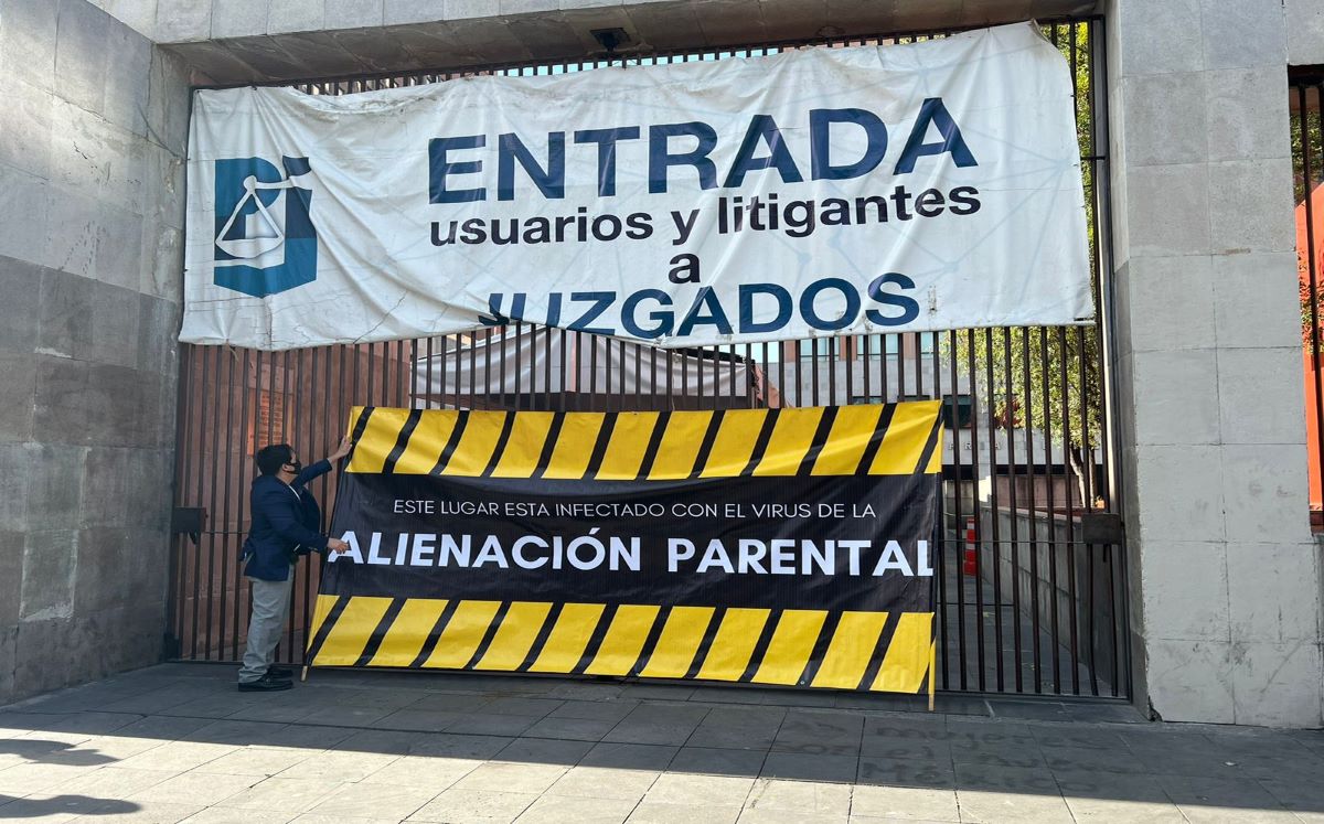 Padres de familia protestan frente a los Juzgados de lo Familiar. | Ramón Ramírez