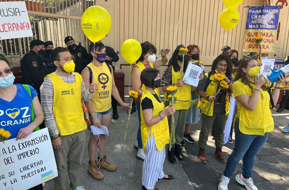 Ucranianos y activistas protestan frente a embajada rusa para exigir que se detenga la invasión. | Ramón Ramírez