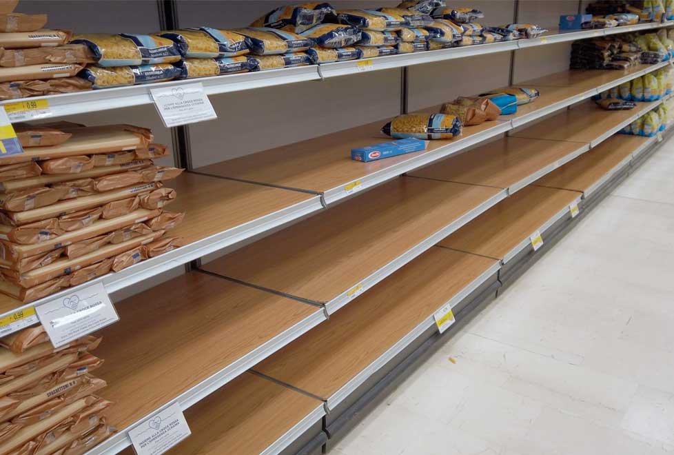 Los aumentos en los precios del trigo, debido a la guerra, está dejando casi vacíos los estantes de pastas en los supermercados de Italia.