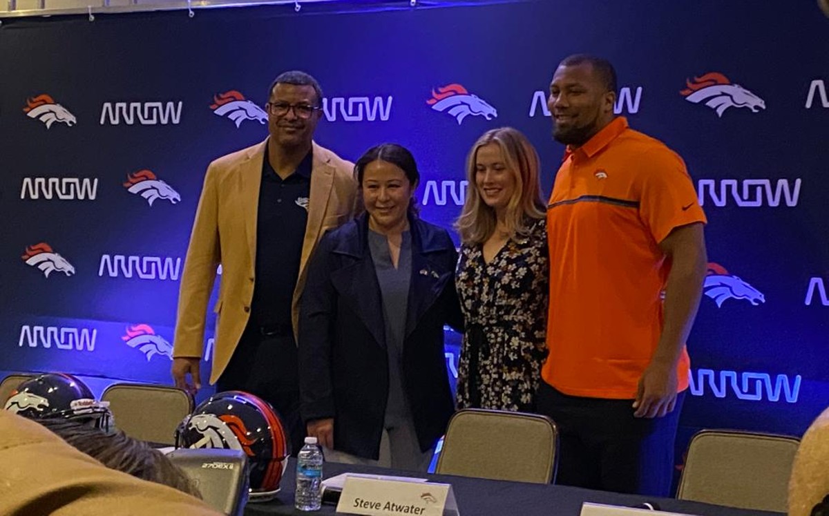 Broncos de Denver comienzan su comercialización en México (Michel Cruz)