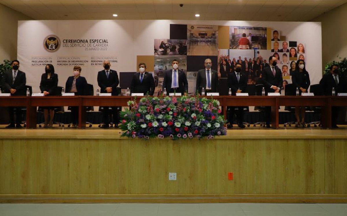Egresados en Procuración de Justicia Penal celebra graduación con el fiscal Carlos Zamarripa / Cortesía