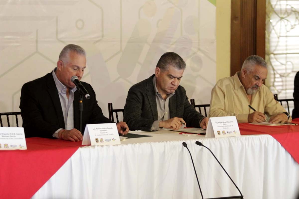 Se entregó un reconocimiento al gobernador Miguel Riquelme. (Manuel Guadarrama)