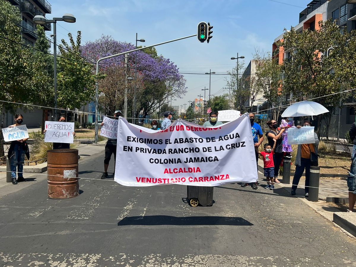 Por falta de agua, vecinos bloquean Viaducto y La Viga en la Venustiano Carranza | Ramón Ramírez