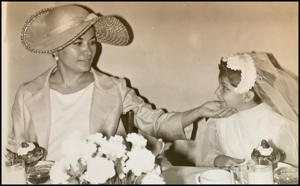 Lola Beltrán fue madrina de Primera Comunión de Paloma,  aquí en el desayuno. Archivo Paloma Jiménez Gálvez