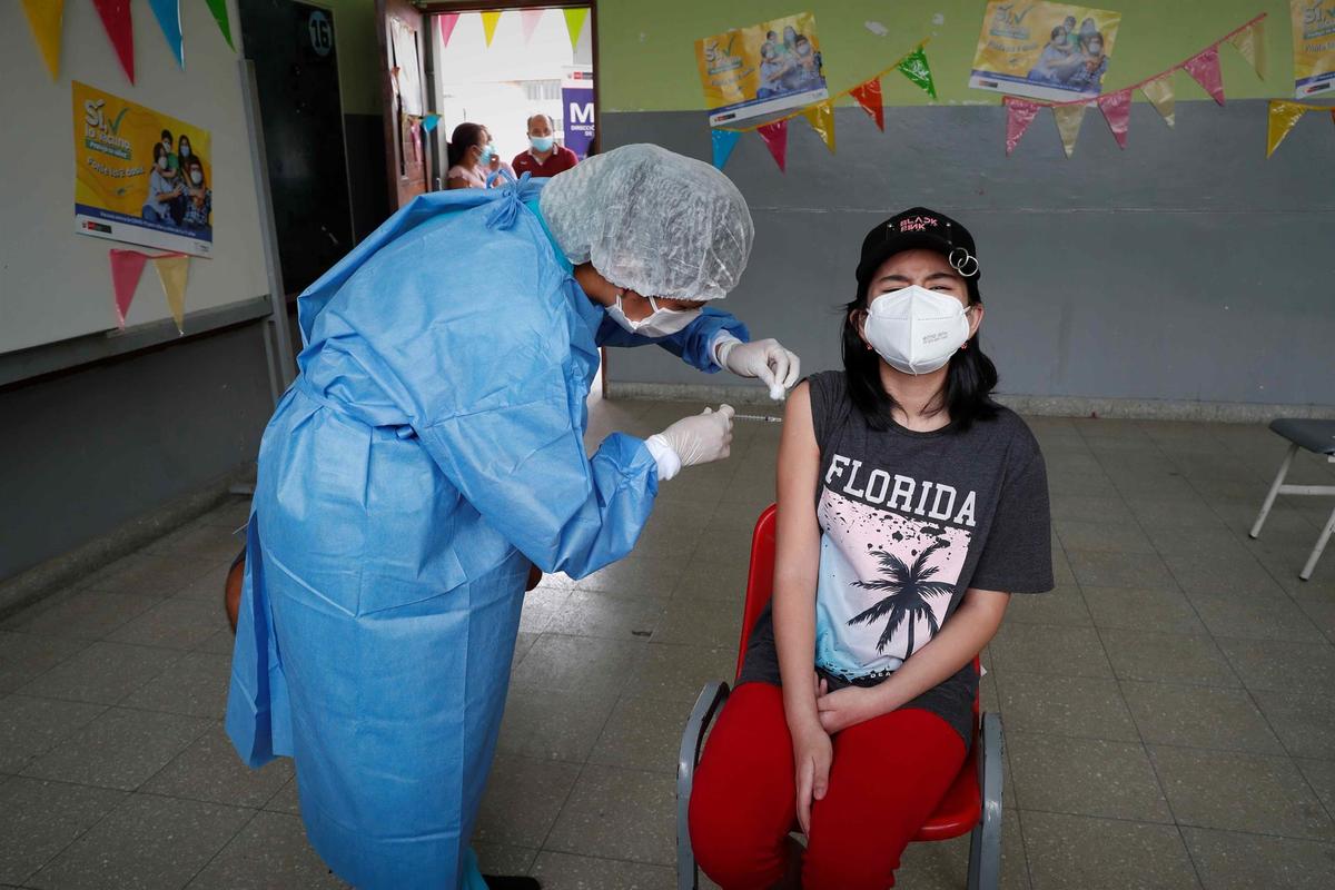 Una niña recibe una vacuna contra covid-19 en Lima. (EFE])