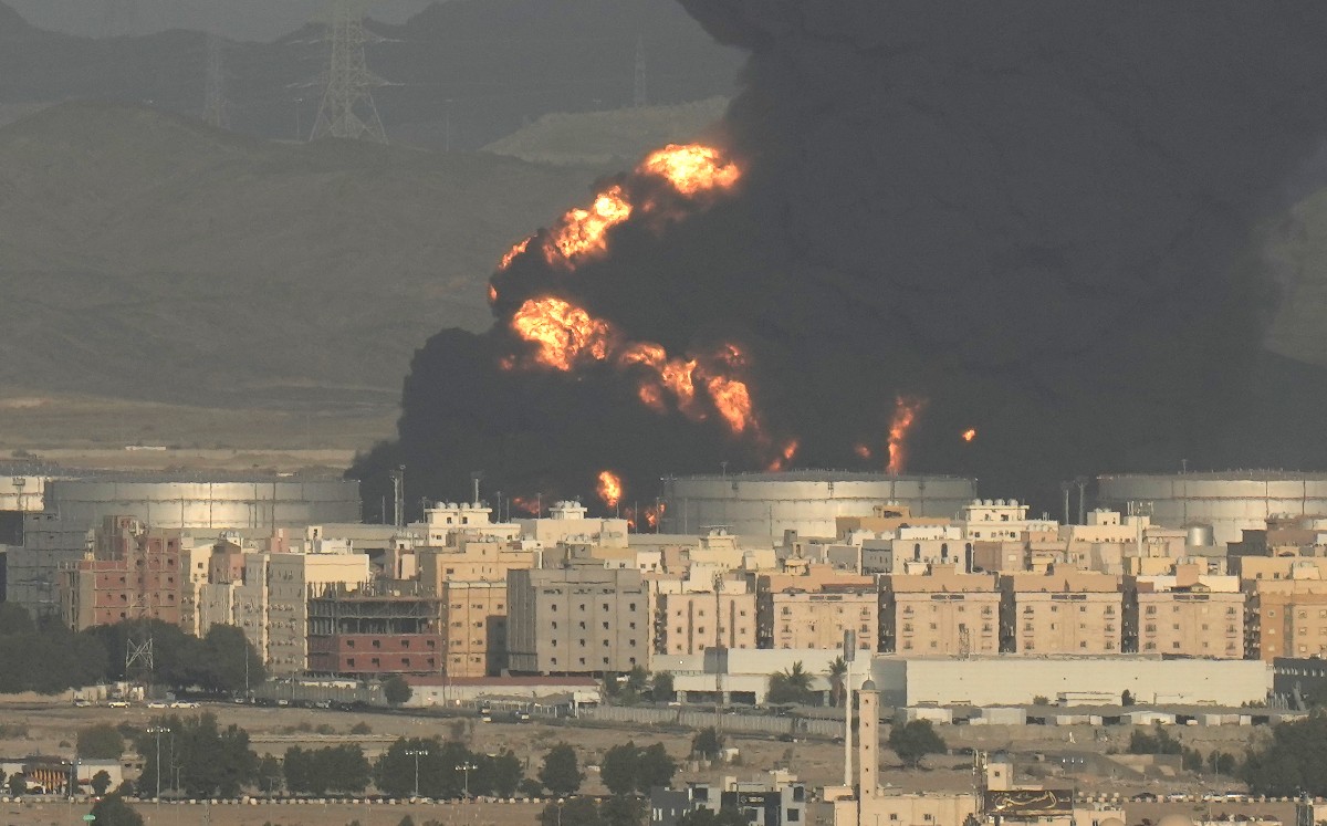 Se registra incendio en depósito de petróleo en Arabia Saudita previo al Gran Premio (AP)