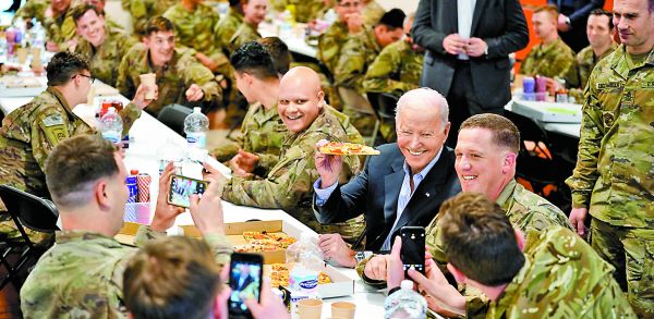 Biden compartió ayer pizza con soldados estadunidenses en la ciudad de Rzeszów, Polonia, a 100 km de Ucrania. AP