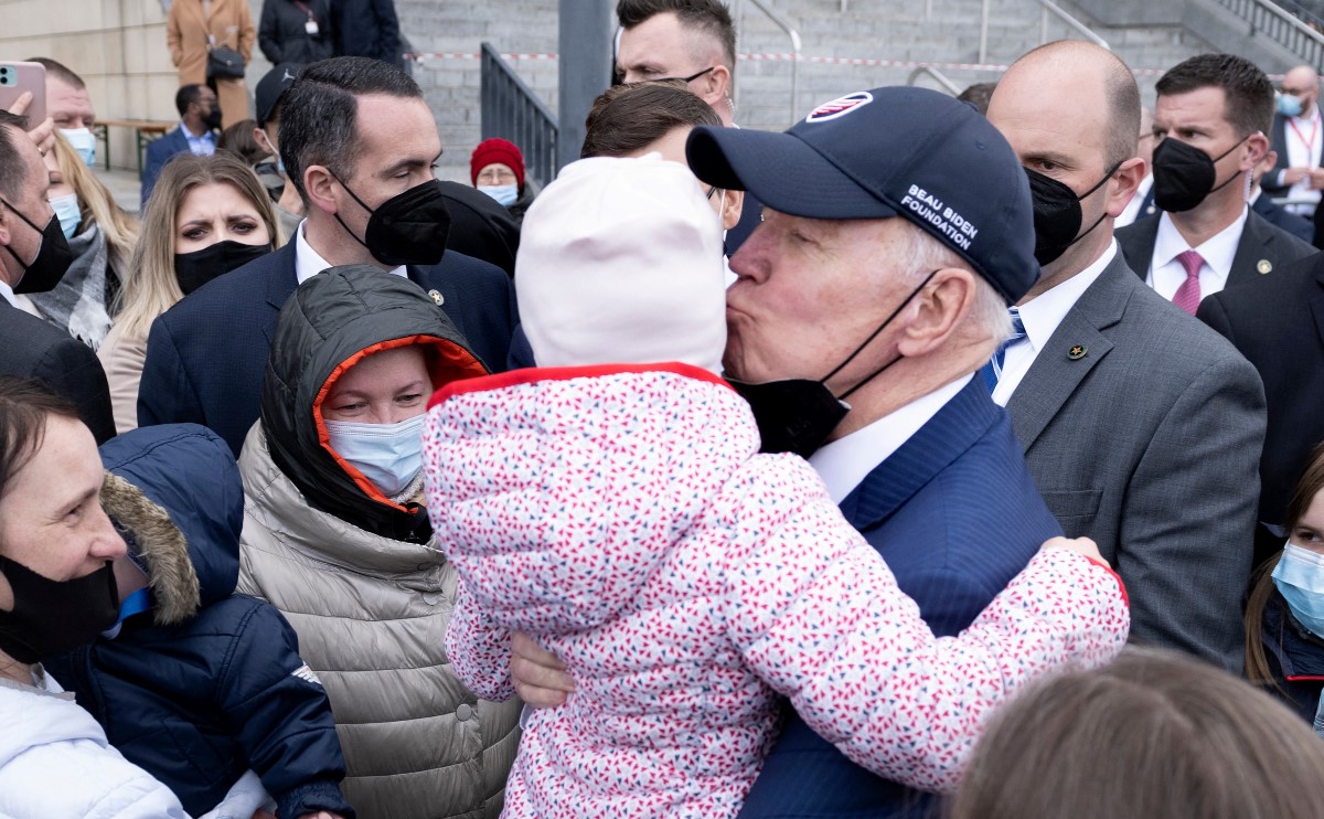 Biden se reunió con refugiados ucranianos en Polonia. | AFP