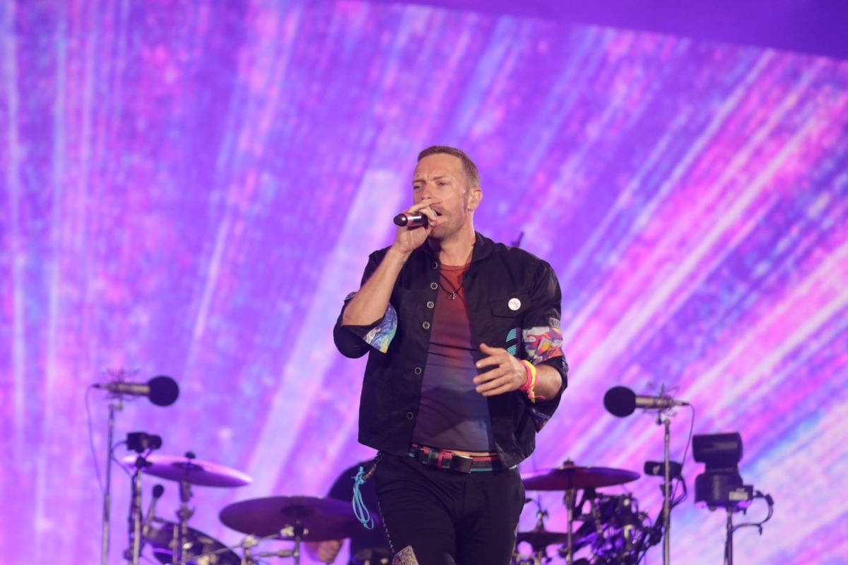 Chris Martin saludó a los fans hablando español. Foto: Jorge López