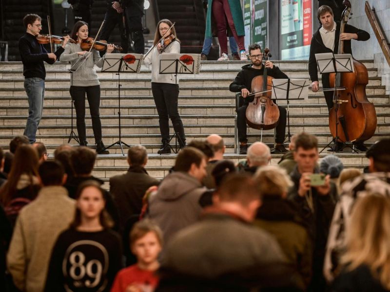 El concierto se dio en las escaleras  del metro. | AFP