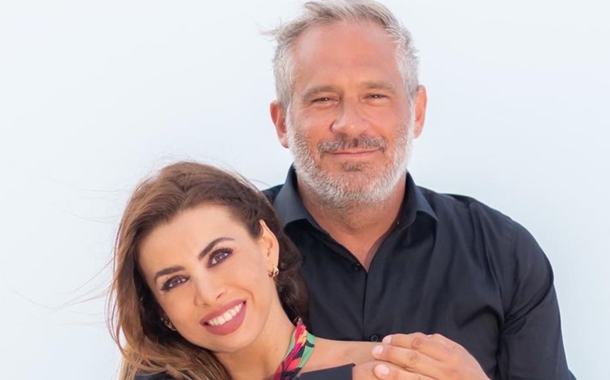 El conductor junto a su esposa. (Instagram)