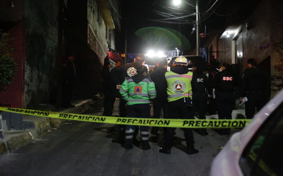 Elementos de la Secretaría de Seguridad Ciudadana (SSC) acordonaron la zona para evitar la mirada de curiosos. | Enrique Luna