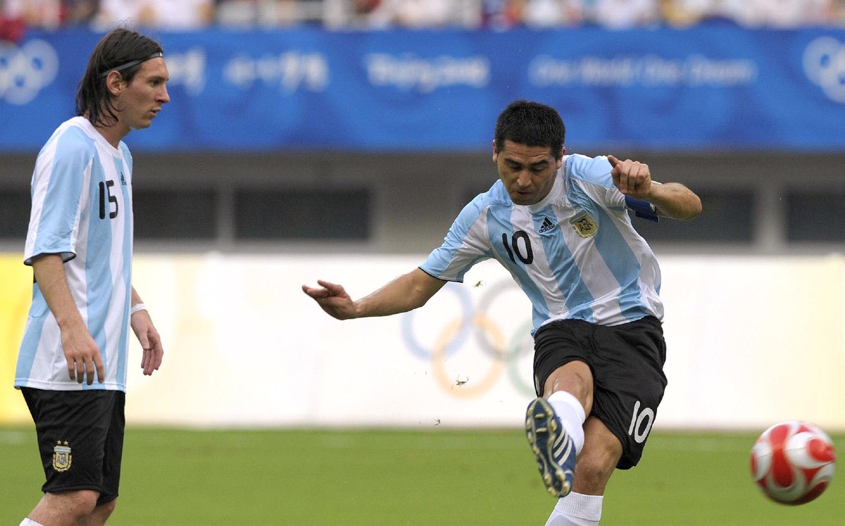 El emotivo encuentro entre Messi y Riquelme tras partido de Argentina (EFE)