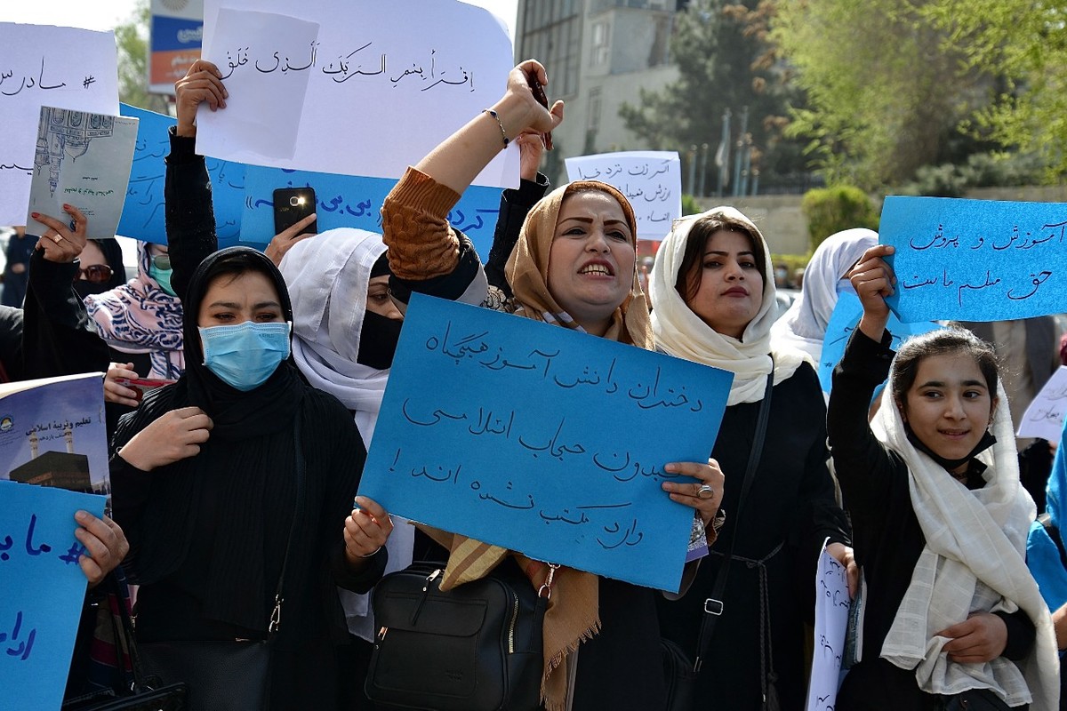 Mujeres y adolescentes en protesta en Kabul para que reabran las escuelas | AFP