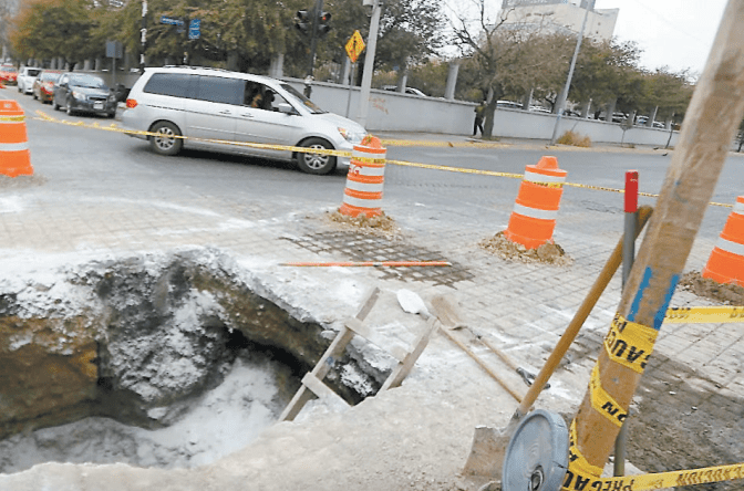 Se han perforado pozos en la zona aledaña a la Macroplaza para hacer frente a la crisis hídrica en Nuevo León. FOTO: LEONEL ROCHA
