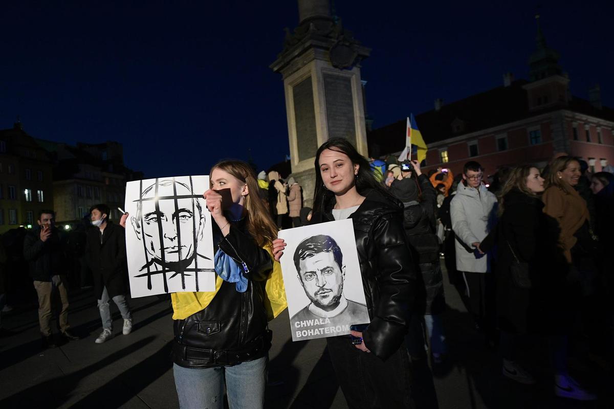 Piden a Baiden ayudar a sus familiares. (EFE)