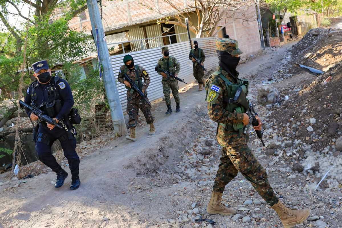 Se realizan operativos de vigilancia. (Tomada de @FUERZARMADASV)