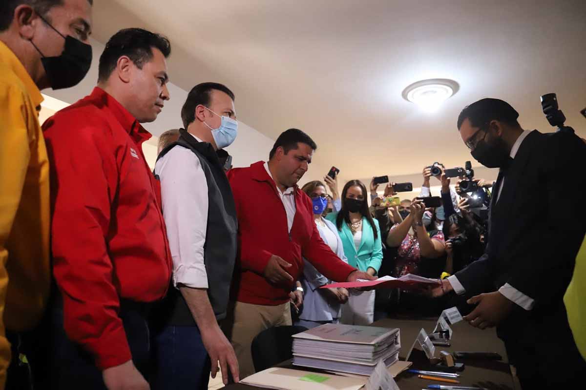 Estuvo acompañado por Esteban Villegas, candidato a la guberantura de Durango. (Rolando Riestra)