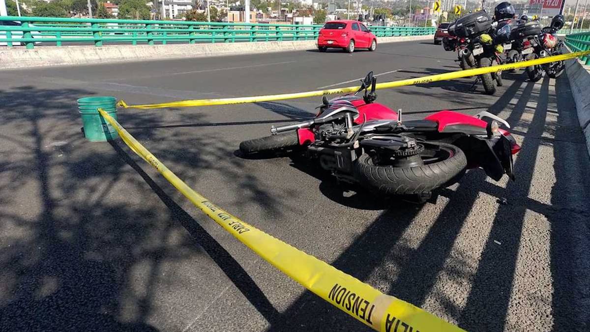 En CdMx, mueren dos tras chocar moto contra auto en Anillo Periférico