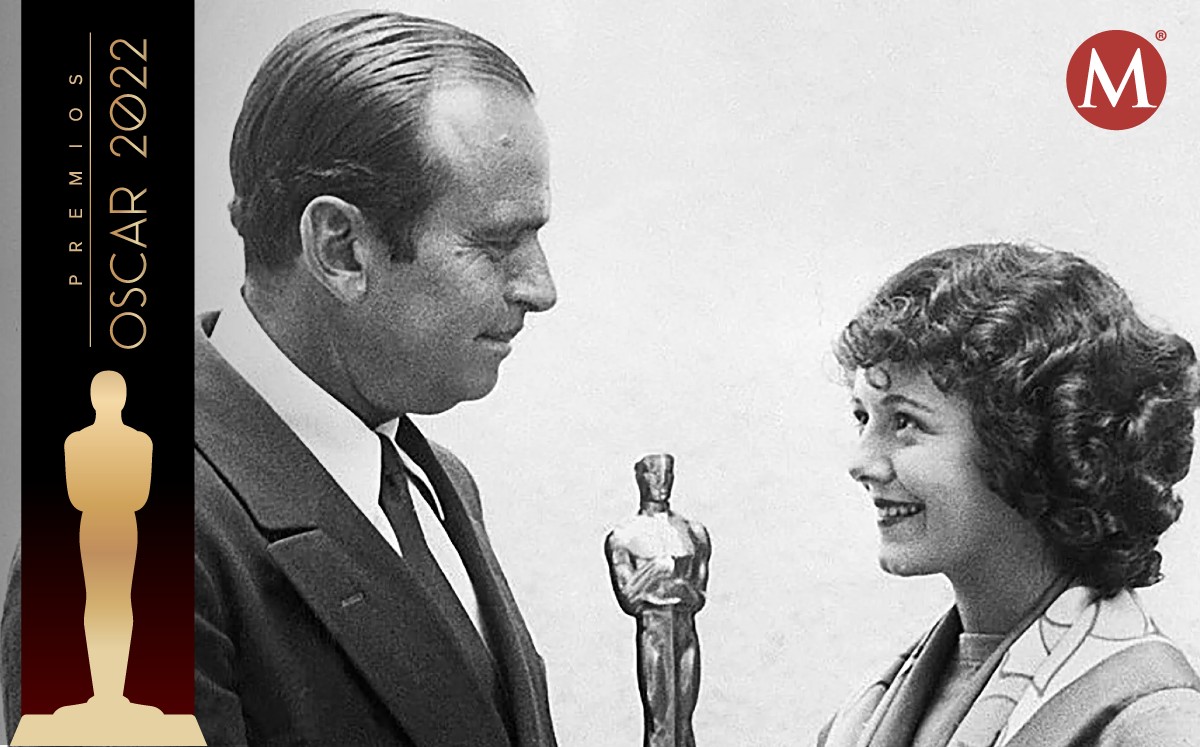 Douglas Fairbanks entregándole su Oscar a Janet Gaynor. (Twitter @SilentRevue)