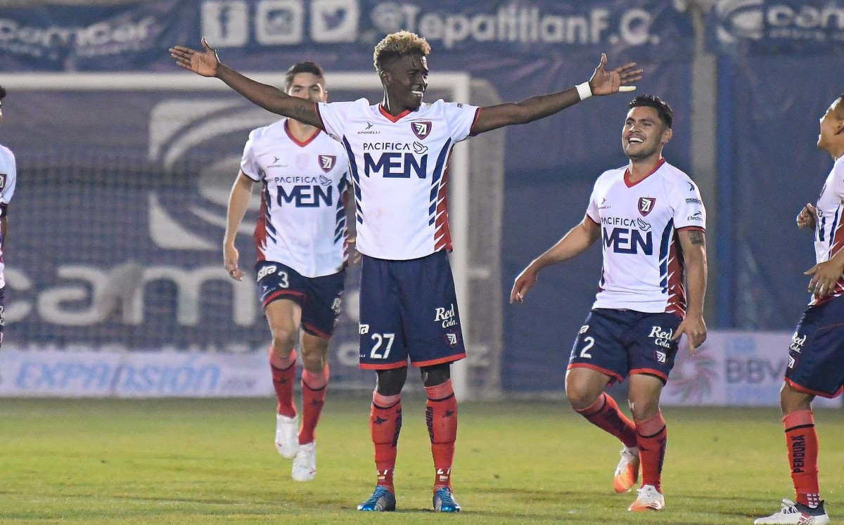 Juan Angulo marca golazo de media cancha en Tepatitlán vs Atlante (Imago7)