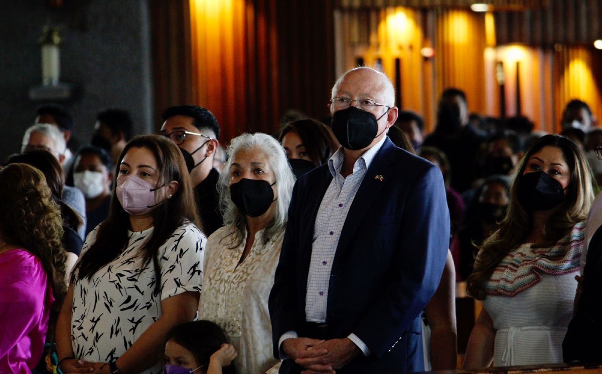 Ken Salazar subió fotografías en las cuales aparece durante el servicio religioso. | Twitter
