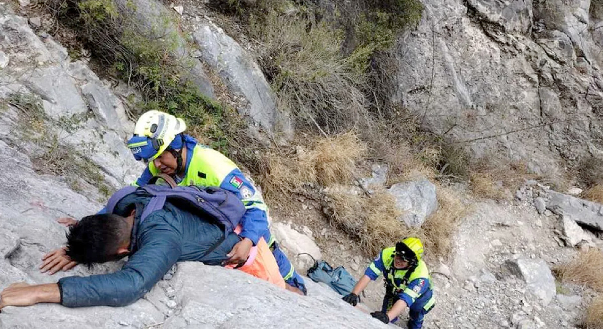 Rescatan a hombre de cerro en La Huasteca. Foto: Especial