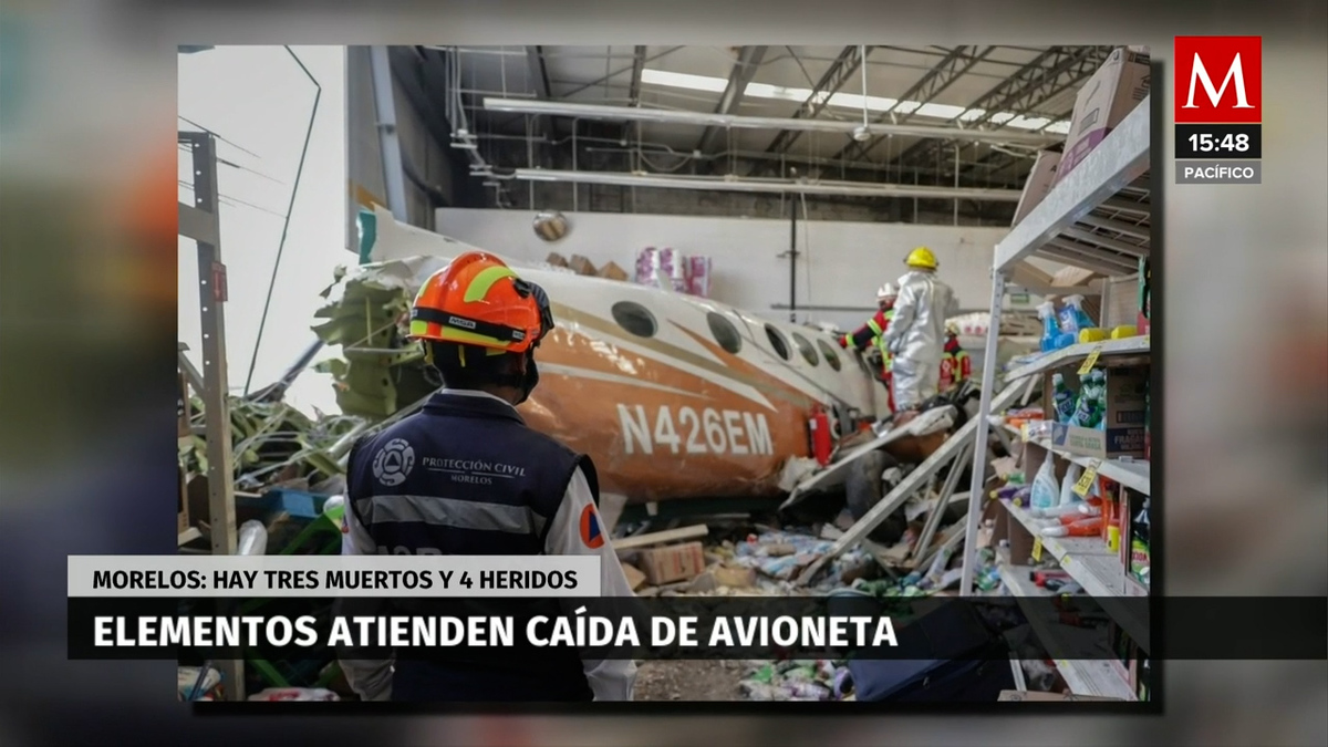 Avioneta se estrella contra un Aurrera; hay al menos tres muertos