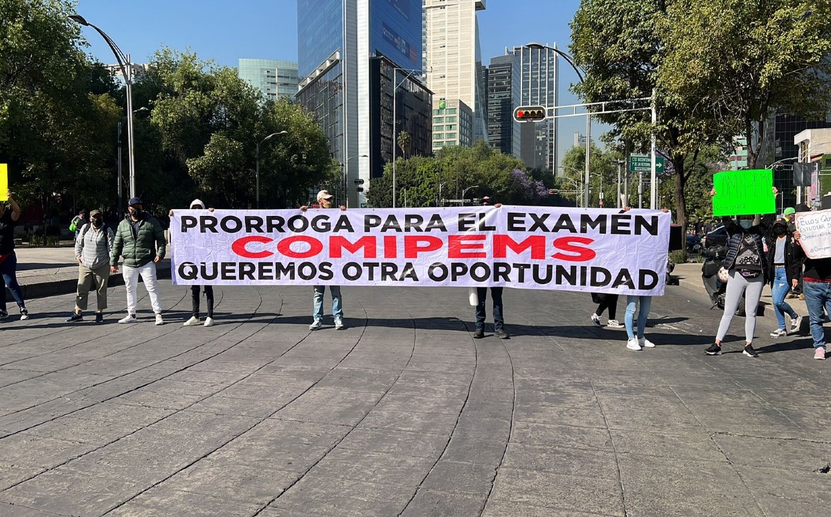 CdMx: Padres de familia cierran Paseo de la Reforma