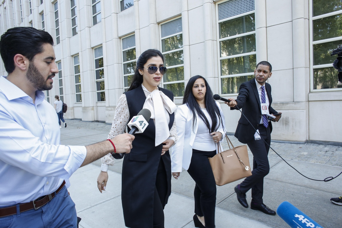 Emma Coronel, esposa de Joaquín 'El Chapo' Guzmán, junto a su abogada, Mariel Colón Miró. (EFE)