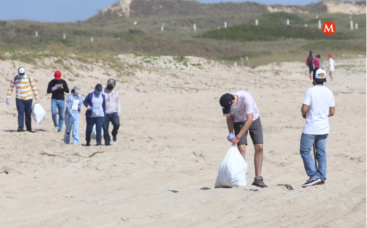 Hacen jornada de limpieza en playa Miramar. (Yazmín Sánchez)