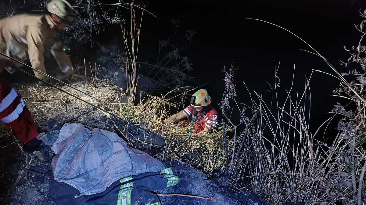 Lograron el rescate con ayuda de un tripie y un sistema de cuerdas para poder extraerla. (Cortesía)