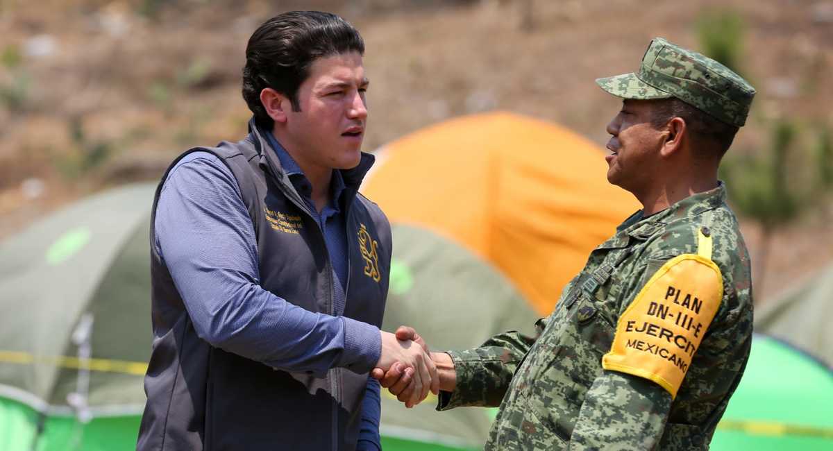 El mandatario estatal supervisó los trabajos de sofocación del incendio forestal. Foto: Especial