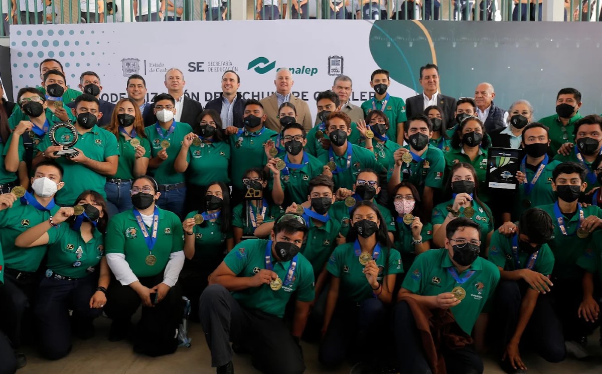 Miguel Riquelme reconoció a los alumnos del Conalep Torreón. (Mauricio Román)