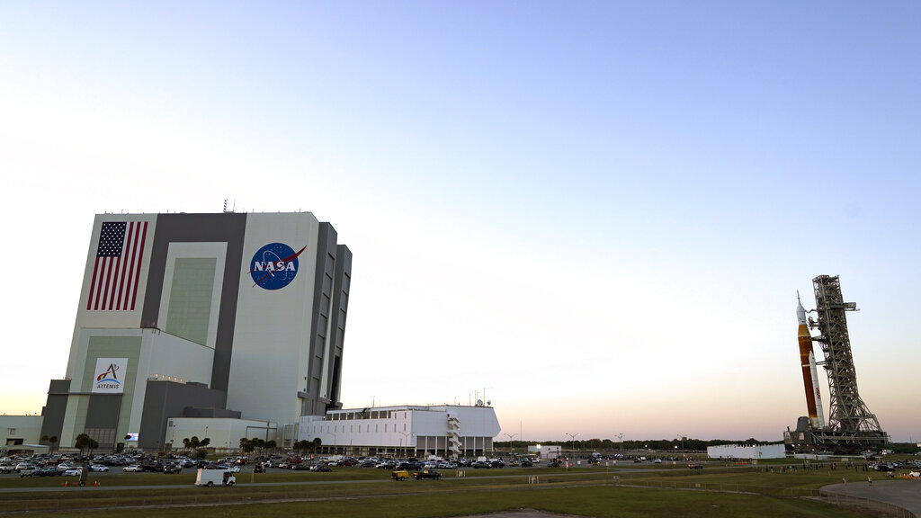 La NASA contempla dos exploraciones a la Luna y a Marte, que serán realizadas en los próximos años. (AP)