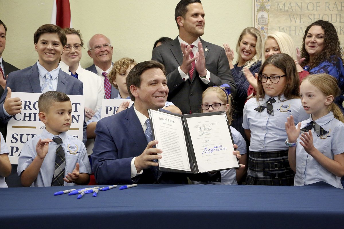 Ron DeSantis, gobernador de Florida, firma la ley "No Digas Gay" para escuelas en Florida. (AP)