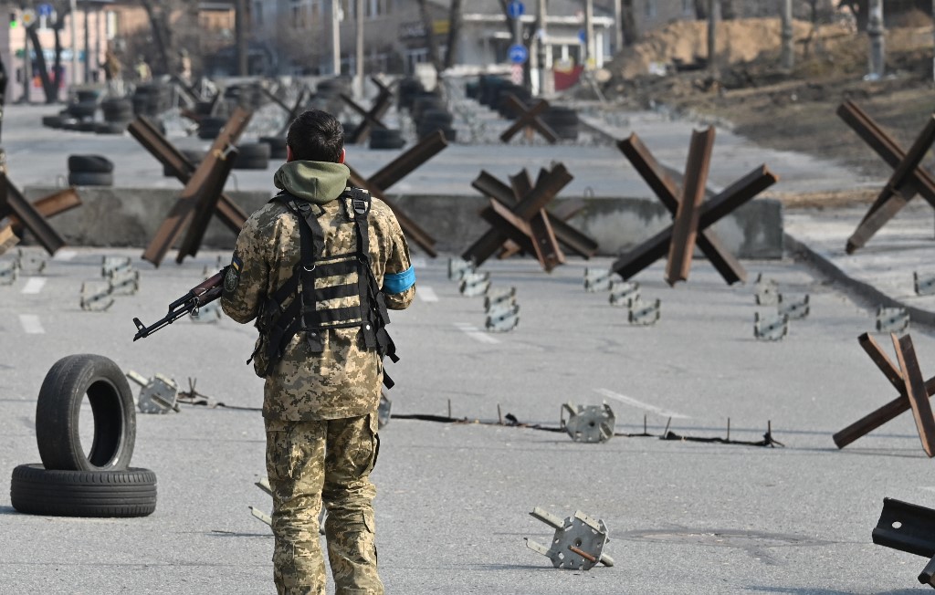 Un soldado de Ucrania hace frente ante un probable ataque ruso en Kiev. | AFP