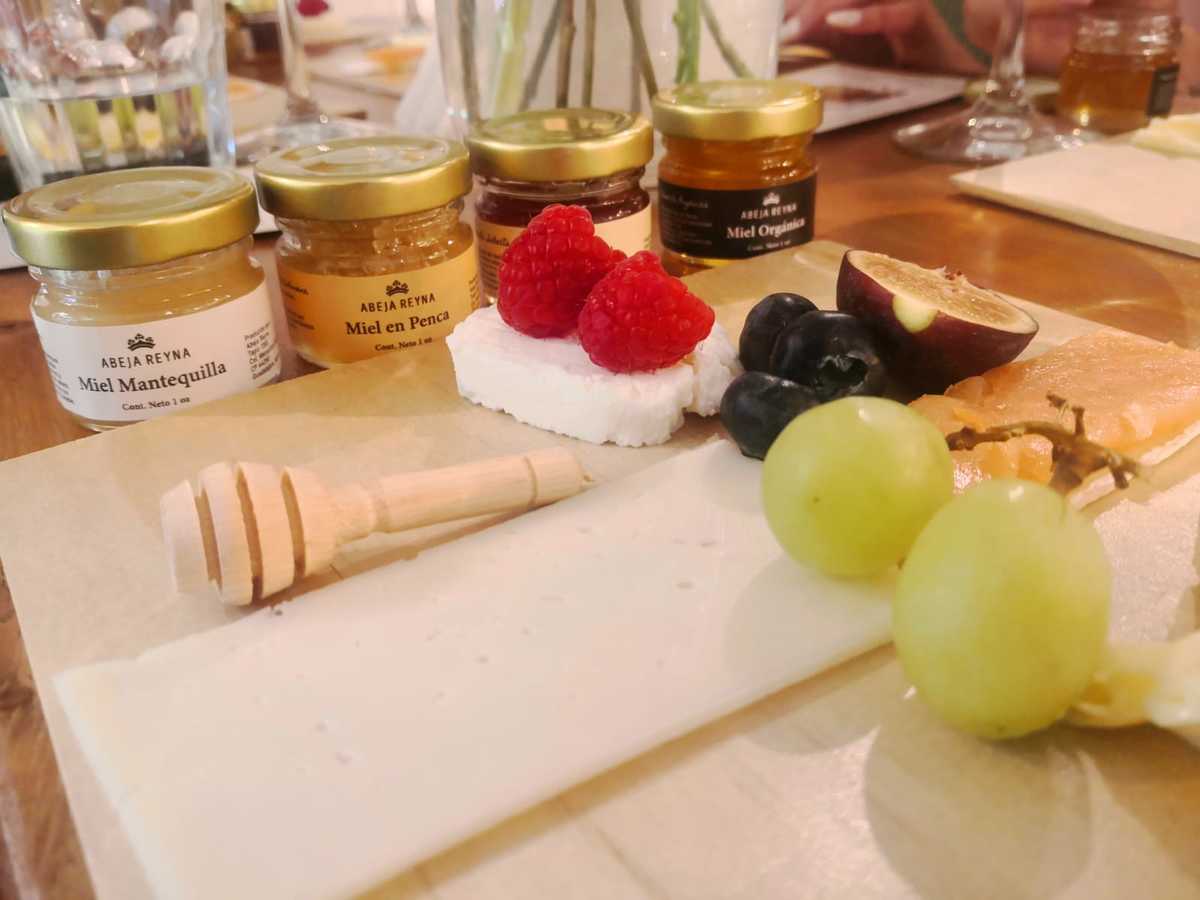 A través de una cata presenta su propuesta (miel selecta, orgánica, mantequilla y de penca). Especial